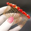 Dettaglio del pettine per capelli fatto a mano con pietre di cristallo rosso grezzo e oro - Agata Rossa + Pettine Oro 20 Denti