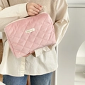 Trousse à maquillage en velours côtelé rose avec matelassage en losange et fermeture - Velours Côtelé Rose