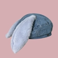 Detailansicht der blauen Denim-Baskenmütze mit langen hellblauen Plüsch-Hasenohren-Deko - Denim-Blau