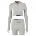Detail van een lichtgrijze geribbelde tweedelige set met halve rits en trekkoord - S / Lange Mouwen & Shorts / Grijs
