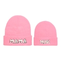 Dettaglio di berretti in maglia rosa per mamma e bimbo con ricamo morbido MAMA e MINI - Set Genitore-Figlio MAMA+MINI / Rosa scuro