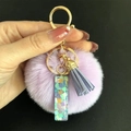 Porte-clés pompon violet avec paillettes en cœur colorées et frange violette - Lettre I