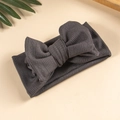 Détail d'un bandeau pour bébé en maille gris foncé avec un grand nœud double épaisseur - gris foncé