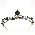 Détail de la couronne baroque avec perles noires et monture en métal doré sur fond blanc - N°3 Vieil Or (Pierre Noire)