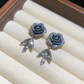 Dettaglio di orecchini a rosa in resina nera con pendenti a foglia in zircone lucido - Rosa Nera Argento (Ago d'Argento)
