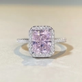 Detailansicht eines S925-Rings mit Radiant-Schliff-Rosa-Edelstein und Halo-Diamanten - US 5 / Rosa