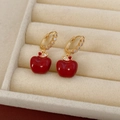 Dettaglio di orecchini a mela placcati in oro 18k con smalto rosso e zirconi - Orecchino - Oro - Rosso (Placcato Oro)