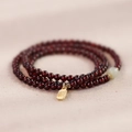 Pulsera de varias vueltas de granate rojo y jade Hetian con colgante dorado de la suerte - Pulsera de Granate Rojo Natural y Jade Hetian (Con Exquisita Caja de Regalo)