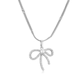 Dettaglio macro del ciondolo a fiocco argento con perla centrale e pavé di zirconi - Stile C Collana Platino Senza Orecchini