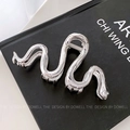 Pinza de pelo minimalista de metal plateado con forma de serpiente y acabado pulido - 10.5cm / Plateado