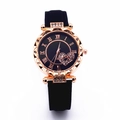 Dettaglio dell'orologio da donna in oro rosa con quadrante nero con cuore di diamanti e numeri - Nero