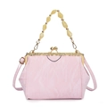 Detail van roze schelptas met geplooide textuur, kralenhandvat en gouden kiss-lock sluiting - Lichtroze