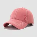 Detalle de gorra de béisbol infantil con agujeros vintage y costuras blancas en contraste - 54cm (3-8 años) / Rosa