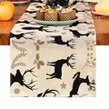 Runner da tavola natalizio con stampe di renne e agrifoglio su un tavolo in legno - 33X160cm