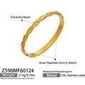 Vista dettagliata del bracciale rigido dorato con diametro interno di 6 cm e larghezza di 0,6 cm - Bracciale Rigido Dorato con Texture a Corda Torta (Z590)