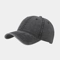 Détail d'une casquette de baseball en denim gris anthracite avec texture de tissu délavé - Noir