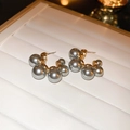 Pendientes elegantes en forma de C con racimos de perlas grises y base de metal dorado - Pin de Plata-Pendientes de Perlas Grises / Gris