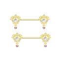 Dettaglio ravvicinato di piercing al capezzolo dorati con opale e pendenti a cuore rosa - Piercing Capezzolo Pietra di Luna Cuore Retro Oro (#22)