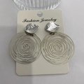 Boucles d'oreilles argentées à spirale évidée avec clous carrés martelés sur carte - Boucles d'oreilles spirale carrée martelée blanc K (6432)