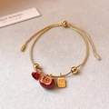 Bracciale intrecciato dorato con ciondoli a cuore e mela rossi e carattere Fu portafortuna - Stile Benedizione Melograno Cuore Rosso Oro Elastico (46#)