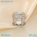 Anillo de acero pulido con diseño cruzado y tres filas de cristales micro-engastados - US 6 / Color Acero (KR111013-K)