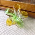 Dettaglio di un fermaglio per capelli a fiore con sfumatura giallo-verde trasparente - Giallo Verde Trasparente