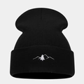 Dettaglio del ricamo della montagna sul berretto invernale in maglia nera spessa - M (56-58cm) / Nero