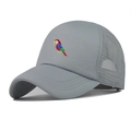 Cappellino trucker grigio classico con ricamo a pappagallo colorato e retro in rete - Grigio