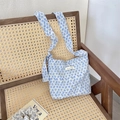 Borsa a secchiello in tela a fiori azzurro con elastico coordinato su sedia vintage - Floreale Blu