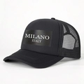 Gorra trucker negra con estampado MILANO ITALY blanco y parte trasera de malla transpirable - Talla única / Negro