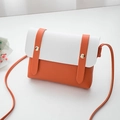 Dettaglio della borsa a tracolla in pelle PU bicolore arancione e bianco con fibbie - Arancione
