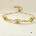 Detalle de pulsera de ojo turco bañada en oro de 18K con circón verde y cierre ajustable - Verde-BR1208-C