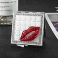 Specchio per trucco quadrato piegabile con labbra di strass e motivo a rombi bianchi - Bianco