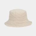 Detalle de cerca de sombrero de pescador en lona beige claro con bordes deshilachados - Talla única / Beige