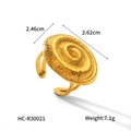 Detalle de anillo en espiral de acero inoxidable chapado en oro de 18K con textura martillada - Anillo Abierto en Espiral Martillado Dorado (HC-R30021)