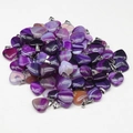 Molteplici ciondoli in agata viola a forma di cuore con ganci in argento su sfondo bianco - Agata Viola