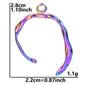 Dettaglio del ciondolo geometrico irregolare con dimensioni di 2,8cm per 2,2cm - Solo ciondolo / Arcobaleno
