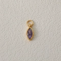 Dettaglio del ciondolo placcato oro con una pietra di zircone viola con taglio a marquise - Febbraio-Viola