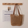 Sac à bandoulière en coton tressé avec lanières en cuir marron suspendu au mur - Petit / Marron