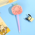 Dettaglio di una simpatica penna a sfera in peluche anguria su sfondo azzurro - Anguria Rosa