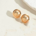 Detailopname van gouden ronde oorknopjes met matte en gepolijste textuur afwerking - 14K Goud Rond