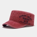 Dettaglio del berretto militare in cotone lavato rosso con stampa vintage e cuciture piatte - Regolabile / Borgogna