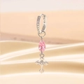 Silberne Creolen mit funkelndem rosa Kristall und Kreuzanhänger auf Stoff - Rosa Kreuz (Einzelstück)