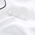 Elegante fermaglio per capelli argento con perla bianca su sfondo in seta lucida - Clip di perle tonalità argento