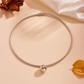 Collana girocollo elastica in acciaio argento con ciondolo tondo su tessuto di seta - Stile Tondo Argento (R201)
