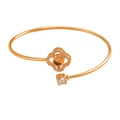 Detail van klavergouden open armband met projectie-steen en zirkoon-inleg - KC Goud Vierbladige Bloem Projectie Armband