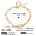 Detail eines Gold-Edelstahlarmbands mit Perlen und einem Hand-Verschluss-Anhänger - Perlen-Handverschluss-Kettenarmband (JDB0110012)