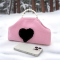 Borsa a mano in peluche rosa con applique a cuore nero e manico in perle sulla neve - Borsa in peluche con manico in perla / Cuore Rosa