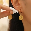 Ohrhänger aus 18K vergoldetem Edelstahl mit Gänseblümchen-Motiv am Model-Ohr - Gold Sonnenblume Gänseblümchen Ohrhänger (8645)