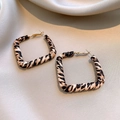 Elegantes pendientes de aro cuadrados con tela de leopardo vintage y agujas de plata - Aros Cuadrados Envueltos en Tela (90#) / Leopardo Café